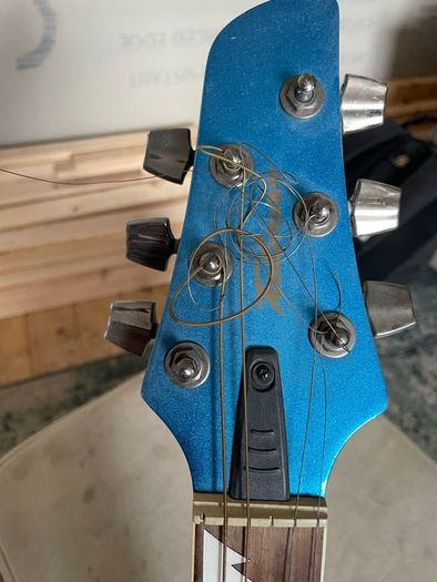 semi acustic guitar