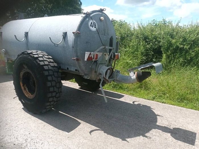 Vacuum tank