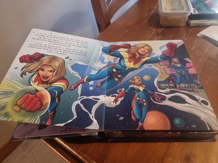 Captain Marvel My Busy Books - Storybook, 10 figurines, playmat,
