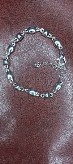 Vintage jewelry is sold individually for 5 to 10 euros