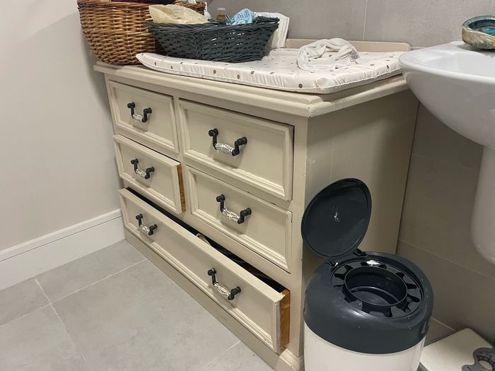 chest of drawers