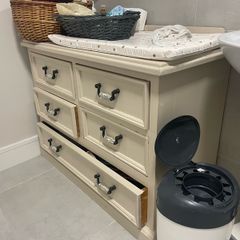 chest of drawers