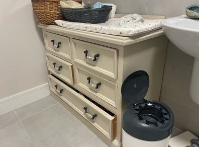 chest of drawers