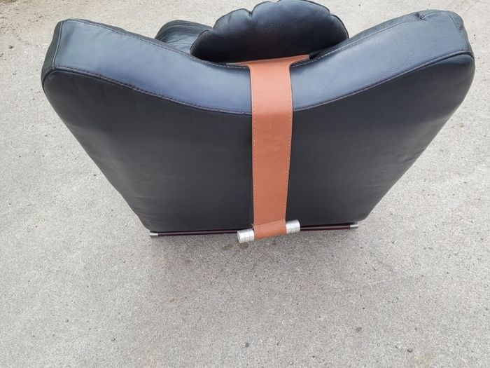 Mid-century "contempo" italian leather wave chaise lounge