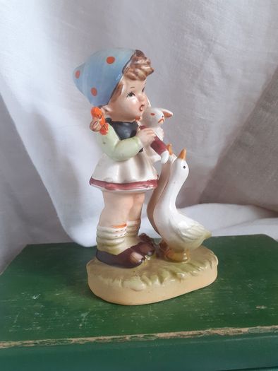 Vintage 1950s Porcelain girl figuerine.