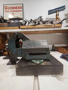 a 360' degree swivel vice