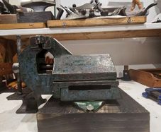 a 360' degree swivel vice