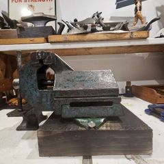 a 360' degree swivel vice