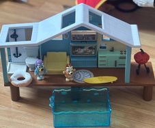 Bluey house & Figures