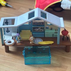 Bluey house & Figures