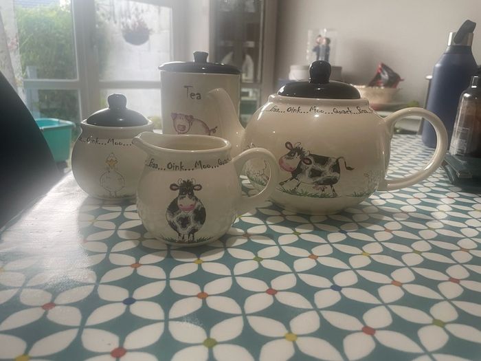 Tea pot / sugar / milk / tea