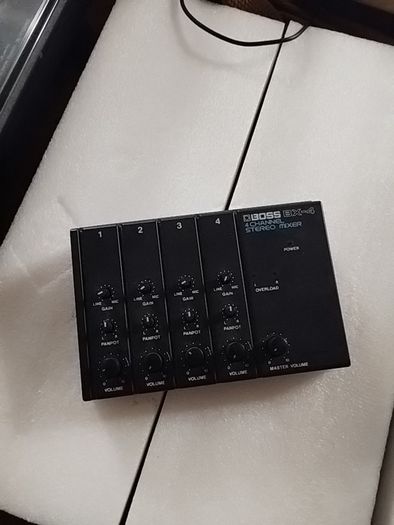 boss bx4 4ch stereo mixer on battery
