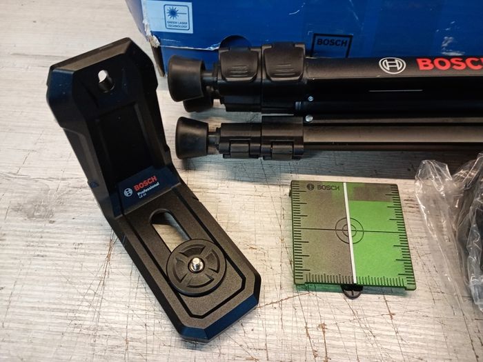 Bosch GLL 2-15 G Green Self-Levelling Cross-Line Laser with Tripod
