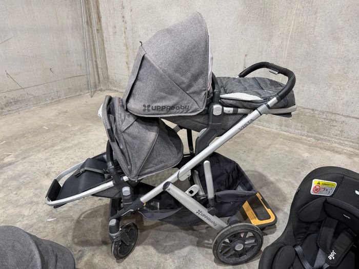 Uppababy Vista twin buggy and three Joie car seats