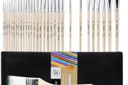 Set of 32 paintbrushes in case
