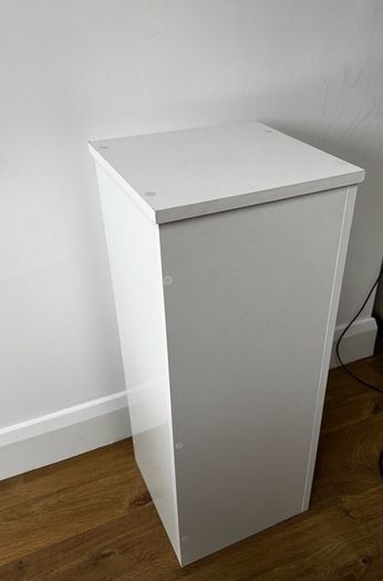 White display pillar