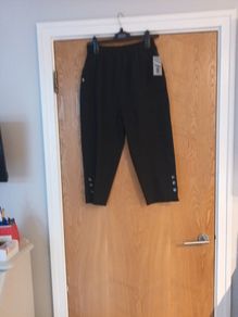 Fin Black  Cropped Trousers.  Size. 16.  B.N.W.T