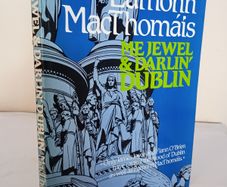 Me Jewel and Darlin' Dublin by Eamonn MacThomais. Illustrated by Michael O'Brien (HQ859)