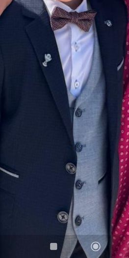 Holy Communion Suit.. Aged 9. Lovely suit. Worn twice. Cost 300 including shoes. Shoes size 37(4.5uk).
