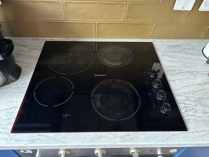 Indesit Built in Oven & Ceramic Hob