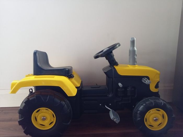 Kids Pedal Tractor Ride-On (Yellow/Black)
