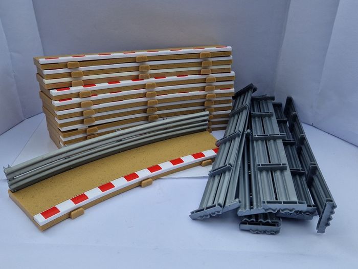 Scalextric C8224: New Radius 3 Outer Borders & Barriers x12 (R3)