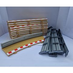 Scalextric C8224: New Radius 3 Outer Borders & Barriers x12 (R3)