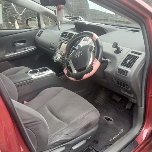 Toyota Prius Alpha 2014