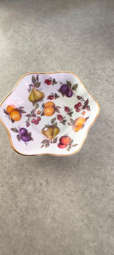 3 different itmes- 1- vintage small ceramic flared vase signed T. Casey 20 .00 euro. 2 - St. George Bone China Trinket small dish/ bowl England 12.00 euro. 3- Miniature Ceramic Praying Hands. 5 inches. White With Pink Flowers On The Base.12.00 euro.