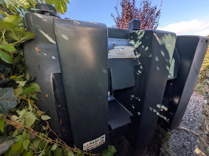 Oil tank including oil