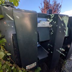 Oil tank including oil