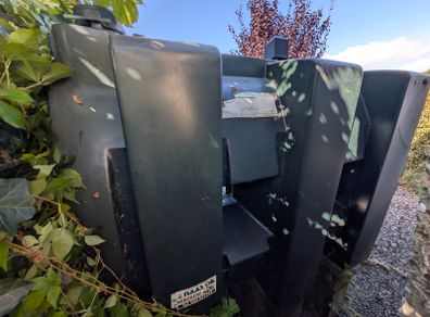 Oil tank including oil