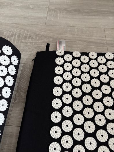 Acupressure/acupuncture mat