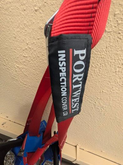 Fall arrest harness
