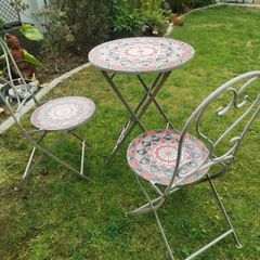 outdoor table and chairs