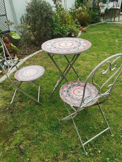 outdoor table and chairs