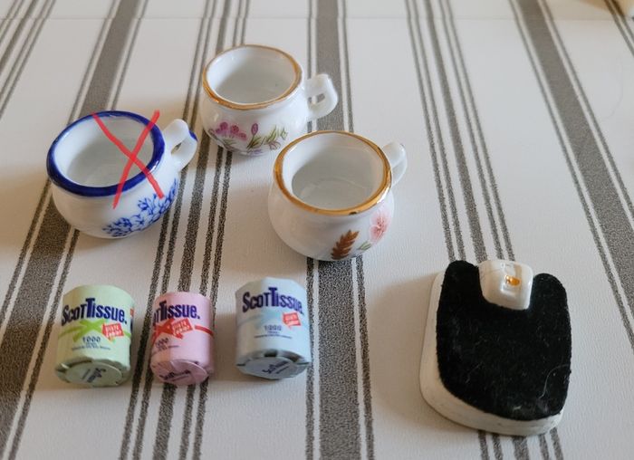 Dolls house bathroom / bedroom accessories
