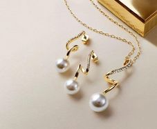 Stylish Pearl Jewellery Set: Necklace + Earrings