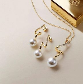 Stylish Pearl Jewellery Set: Necklace + Earrings