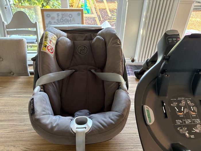 Cybex Cloud Z I-Size with Isofix 360 Swivel Base