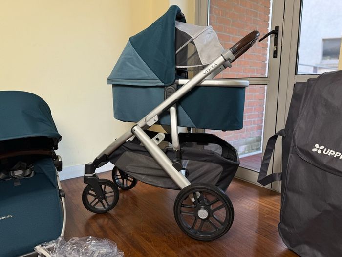 Uppababy Vista Finn V2 maxi cosy car seat with isofix rotating