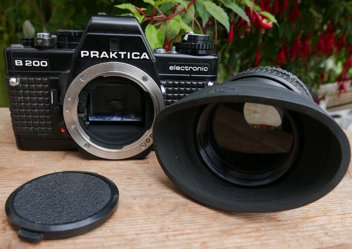 RARE Praktica B200 35mm Film SLR Camera HOIA 49mm Lens ( works well)