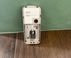 29 phones, 4 loose parts, 9 covers and accessories (for parts or repair)