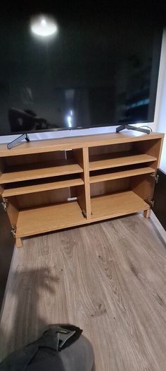Tv Table like new, perfect condition very fancy!!!