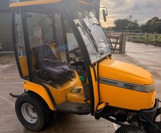 MF Tractor 2927 27bhp / brush / gritter / 4x4