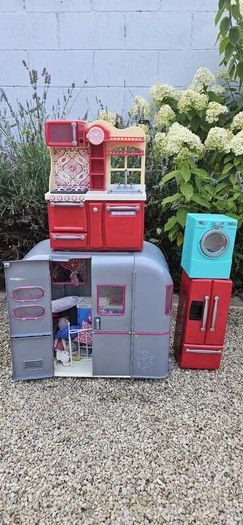 Sylvanian Families Treehouse and characters