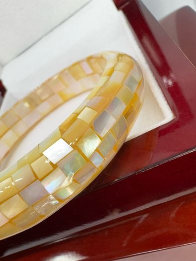Perl bracelet Golden Glow: South Sea Colour Mother of Pearl Bangle