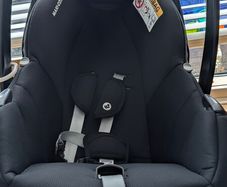 Maxi-Cosi CabrioFix baby seat(with baby insert) and isofix base