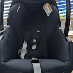 Maxi-Cosi CabrioFix baby seat(with baby insert) and isofix base