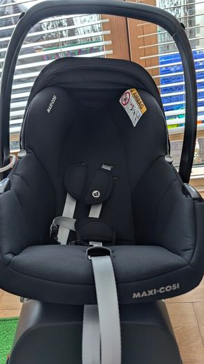 Maxi-Cosi CabrioFix baby seat(with baby insert) and isofix base